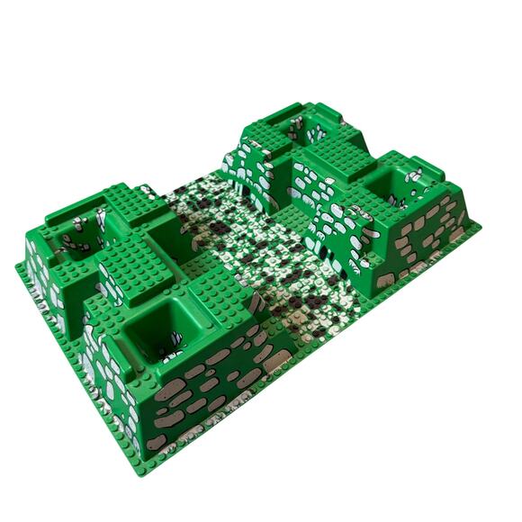 Lego Green Castle Baseplate Raised Rock Path Pattern Corner Pits 32 x 48 x 6 - Picture 1 of 7